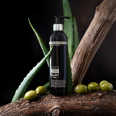 Immagine del prodotto su sfondo scuro con Aloe vera e olive 